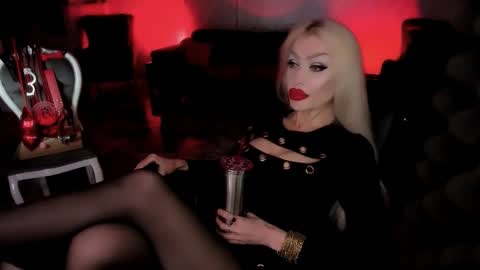 Snapshot of alfa_female chatting on September 15, 9:00 pm AlfaFemale online show from September 15, 9:00 pm