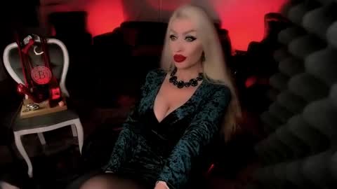 Snapshot of alfa_female chatting on December 17, 8:12 am AlfaFemale online show from December 17, 8:12 am