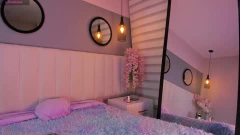 alice_lodge online show from December 18, 3:44 am