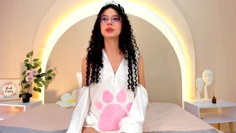 Snapshot of alicee_rodriguez chatting on February 4, 7:44 pm alice online show from February 4, 7:44 pm