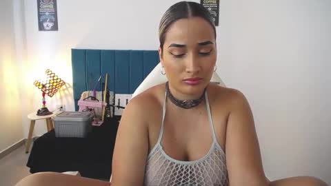 Alicia    1000 PM - 600 AM COLOMBIAN TIME online show from October 3, 9:20 pm