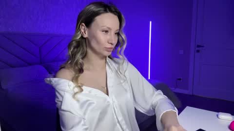 Snapshot of alicewonders_ chatting on February 7, 11:13 pm Alice online show from February 7, 11:13 pm