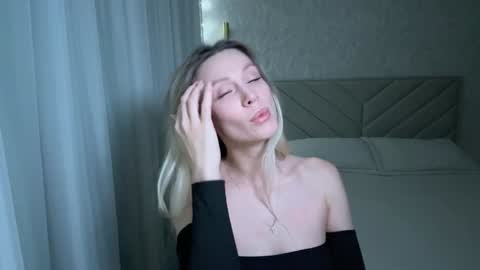Snapshot of alicewonders_ chatting on December 19, 7:51 pm Alice online show from December 19, 7:51 pm