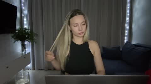 Snapshot of alicewonders_ chatting on December 14, 7:46 pm Alice online show from December 14, 7:46 pm