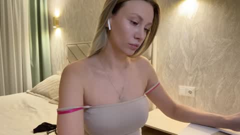 Snapshot of alicewonders_ chatting on January 30, 10:30 pm Alice online show from January 30, 10:30 pm