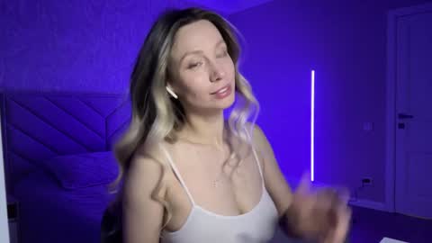 Snapshot of alicewonders_ chatting on February 8, 11:24 pm Alice online show from February 8, 11:24 pm