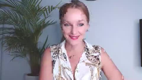 Snapshot of alicialux chatting on October 1, 6:18 am Alicia online show from October 1, 6:18 am