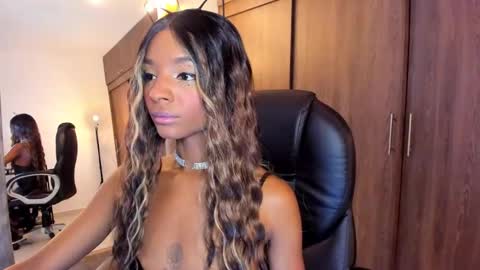 Snapshot of alika_houston chatting on February 16, 8:21 am IG Alik nasso online show from February 16, 8:21 am