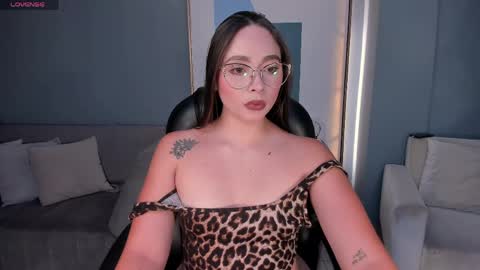 alinakravitz_ online show from April 30, 6:57 pm