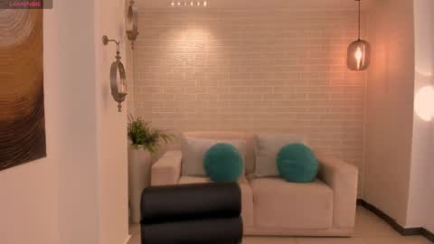 alinakravitz_ online show from April 29, 6:57 pm