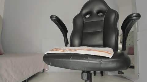 alix_18 online show from September 28, 11:59 am
