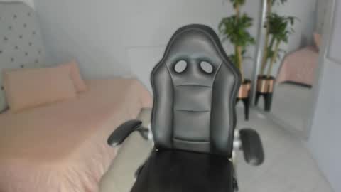 alix_18 online show from September 22, 11:30 am