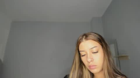 alix_18 online show from September 10, 11:21 am