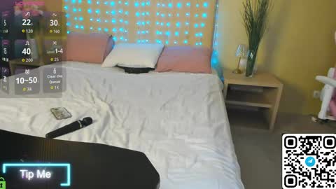 alli_aster online show from May 19, 1:56 am