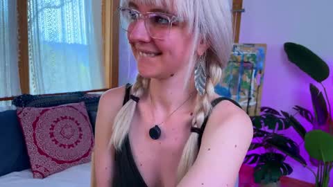 Ally Elliot online show from April 8, 7:49 pm