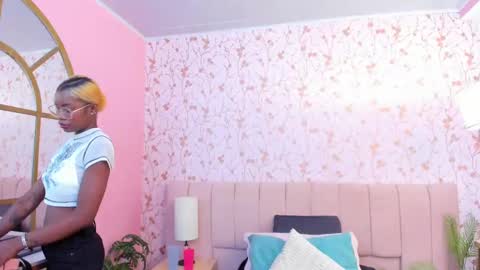 Amelia Adams online show from November 18, 7:04 pm