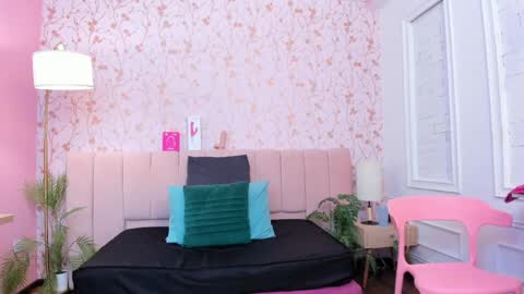 Amelia Adams online show from April 24, 8:00 pm