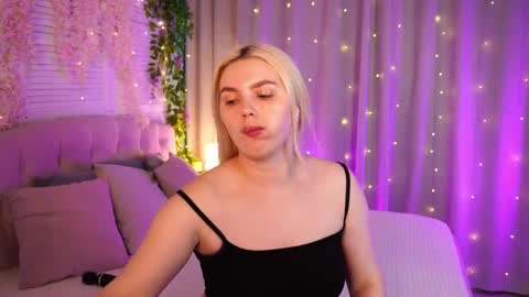  Amelia  online show from May 4, 4:05 am