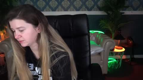 amellymillyy online show from April 1, 1:41 pm