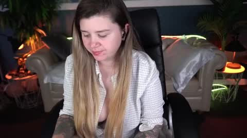 amellymillyy online show from April 4, 1:43 pm