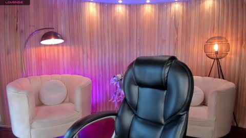Snapshot of amydavis_ chatting on December 6, 6:28 pm Amy online show from December 6, 6:28 pm