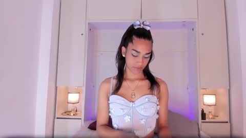 anaacollins_ online show from October 14, 11:57 am