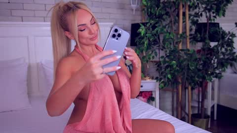Snapshot of anabellastar chatting on September 10, 4:01 am anabellastar online show from September 10, 4:01 am