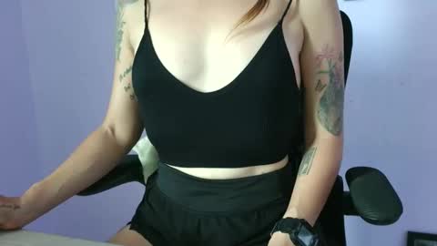 anabelucci_ online show from March 15, 6:43 pm