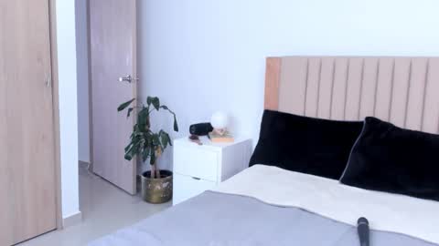 Ana Henao or Annie... Follow me ahenaocb Insta  X online show from October 27, 8:03 pm