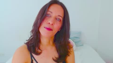 anapereira12 online show from March 18, 4:23 pm