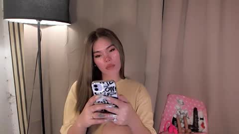 andrea06121998 online show from May 5, 4:37 am