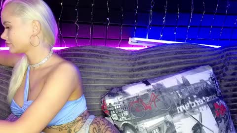 AngelaLaCherry online show from April 1, 8:59 am