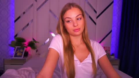 angelleyess online show from October 7, 3:05 pm