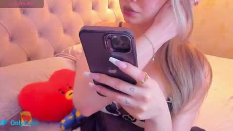 Snapshot of angelrose2323 chatting on October 2, 6:18 am angelrose2323 online show from October 2, 6:18 am