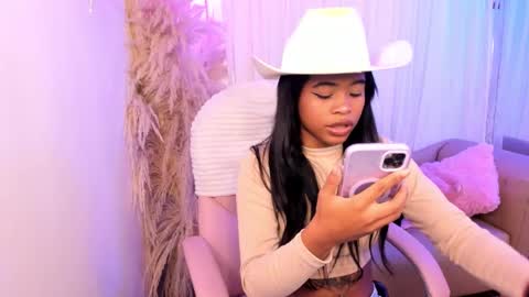 Snapshot of angelsmia_ chatting on October 29, 5:23 am  MIA available content ask online show from October 29, 5:23 am