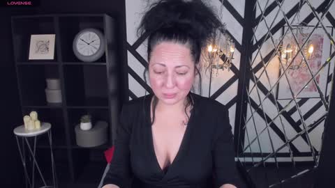 Anita online show from December 6, 9:01 pm