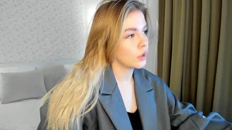 Snapshot of anna_robinson chatting on December 10, 1:11 am Anna online show from December 10, 1:11 am