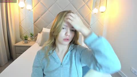 Snapshot of anna_robinson chatting on December 8, 1:02 am Anna online show from December 8, 1:02 am
