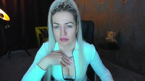 anna_snow9 online show from May 5, 6:38 am