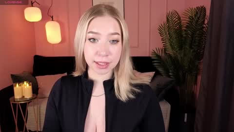 Snapshot of annabelle_art chatting on December 17, 2:00 pm Annabelle online show from December 17, 2:00 pm