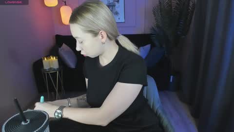 Snapshot of annabelle_art chatting on December 8, 7:05 am Annabelle online show from December 8, 7:05 am