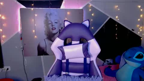 Snapshot of anne_lennon_ chatting on January 9, 5:22 pm Anne online show from January 9, 5:22 pm