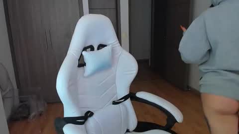 JEANNE no olvides seguirme dont forget follow me  uu online show from December 3, 5:04 pm