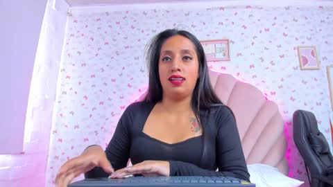 Snapshot of anniee_love_ chatting on December 16, 6:38 pm Anto online show from December 16, 6:38 pm