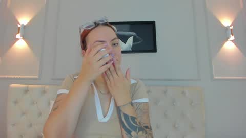 Snapshot of anniemartinezz chatting on December 20, 11:10 am Annie online show from December 20, 11:10 am