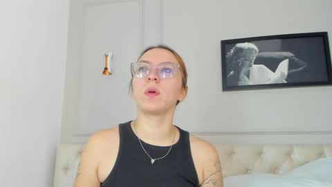 Snapshot of anniemartinezz chatting on February 2, 1:30 pm Annie online show from February 2, 1:30 pm
