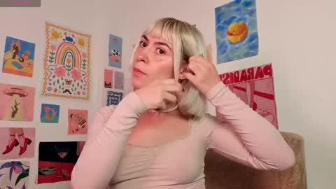 annietinky online show from May 17, 1:16 am