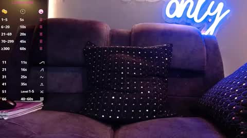 Snapshot of anny_loves chatting on December 24, 6:17 pm anny_loves online show from December 24, 6:17 pm
