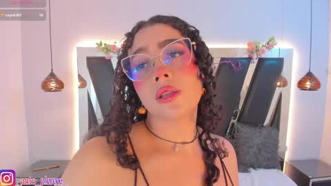 A N T O N E L L E  online show from May 22, 12:25 pm