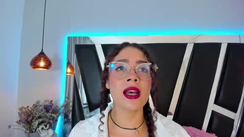 A N T O N E L L E  online show from December 19, 11:39 am